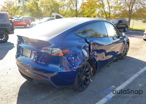 2024 Tesla Model Y Long Range Dual Motor All-Wheel Drive z USA, uszkodzony, nr VIN 7SAYGDEE0RA218402